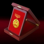 2015年10月設(shè)計(jì)定制　中共安康市委突出貢獻(xiàn)獎獎?wù)露ㄖ浦谱? title=